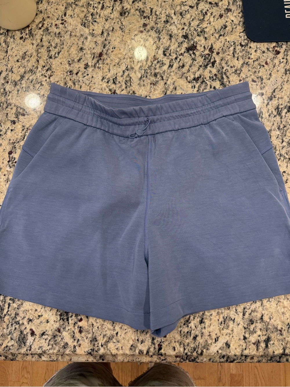 Lululemon Tracker Short V *4"
Velocity Mesh Island Mist Black Size 8